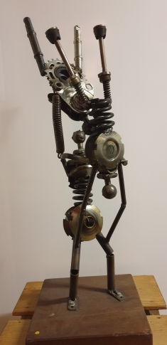 Alternative Text!Skulptur Eisen Doppel Handstand aus Zweirad Teile von Ruedi Wenger