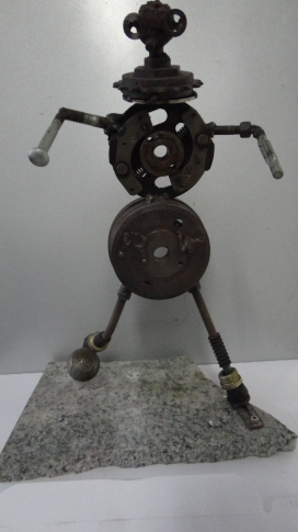 Alternative Text!Eisen Skulptur, Geschweisst mit 2 Rad Teile Ruedi